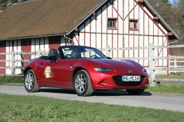 2016 legjobb hét autója 9 Csak az MX-5-öt jobb vezetni, mint a Jaguart. A legjobb, hogy ehhez nem is kell csillagászati tempó. Az élmény már 80 km/óránál adott
