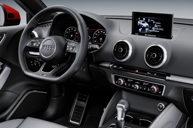 Megújult a győri Audi 2 Ahogy kívül, belül is jelentősek a változások. A vezető mostantól akár a nagyobb modellekből ismert virtuális műszerfalról is tájékozódhat a dolgok állásáról, ha ilyet nem kér, központi 7 colos monitoron jelenik meg az átdolgozott MMI interfész. Az Android és iPhone csatolás ma már magától értetődő.