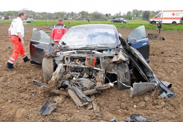Iszonyatos balesetet élt túl öt tinédzser 1 Tesla Model S baleset Németországban