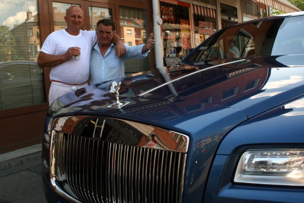 Megdrágult a használtautó-behozatal 5 Megosztottuk Rolls-Royce Wraith örömét felebarátainkkal, épp kávészünet zajlik a Bosnyák téri piac előtt