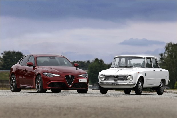 Itt a BMW-verő Alfa! 5 Giuliák egymás közt. Balra az új, jobbra a régi. Az 1962-től gyártott modell legendássá vált. Úgy is, mint Piedone felügyelő autója