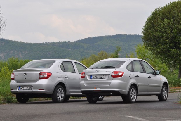 Teszt: Lada vagy Dacia? Melyik ér többet? 1 Hátulról is látni, hogy a Logan szélesebb autó, mint a kiskocsis alapú Granta