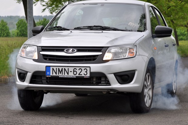 Teszt: Lada vagy Dacia? Melyik ér többet? 3 Tényleg nagyon jó erőben van az 1,6-os motor, a zajszint miatt a sebességérzet is intenzív