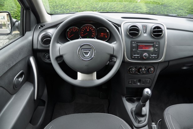 Teszt: Lada vagy Dacia? Melyik ér többet? 8 Minden van az Arctic kivitelű Loganban, ami szükséges egy családi autóhoz. Oldallégzsák a Ladához nincs