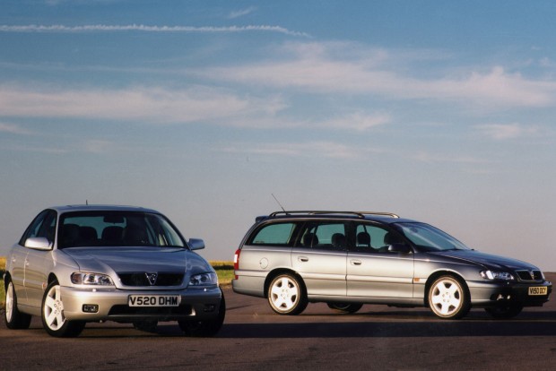 Top 10: használt autók, amikre nem is gondolnál 6 Indulásakor a fényezési hibáktól kezdve tucatnyi gond volt az Omegával. Gyermekbetegségei illetve a BMW-kben is hengerfejesedésre hajlamos és szerencsétlen integrációja miatt könnyen túlhevülő 2,5 TD gondjai megtépázták a típus hírnevét. Ennek ellenére egy modellfrissítés utáni benzinessel nagyon jól járhatunk. A legésszerűbb a 2,2 literes 147 lóerős, mert ez nem az időnként láncbajos 2,2-es motor a G Astrából. Az Omega C-nek is nevezett utolsó változat az Opel utolsó hátsókerekes nagyautójaként még sokig megmozgatja az autóbuzik fantáziáját. Nagy kár, hogy a készre fejlesztett V8-as mégsem került gyártásba a Corvette 5,7-es motorjával. Ausztráliában, Holden néven bezzeg létezett. 300-350 ezer forinttól vannak többé-kevésbé rondák, 500-800 ezer Ft között szór a kínálat zöme.