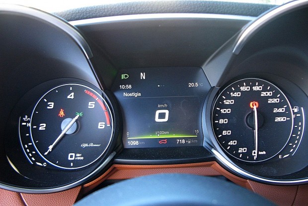 Itt a BMW-verő Alfa! 8 Két nagy kerek műszerből áll a műszeregység, közötte nagy színes TFT kijelzővel. Digitális, azaz teljesen TFT kijelzős műszeregység éppúgy nincs, mint LED fényszóró