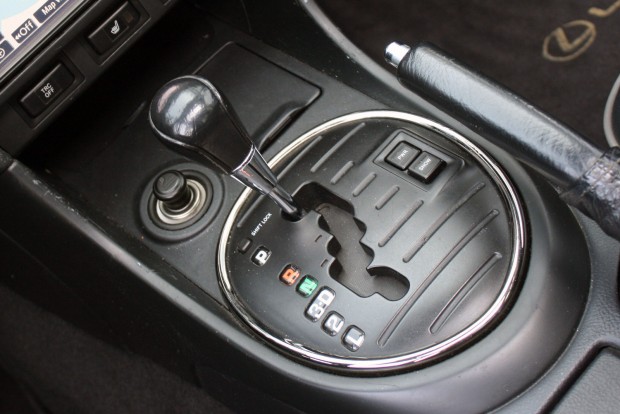 Használt autó: jobb, mint a BMW-k? 3 Négyfokozatú automatika kíméli a kisebbik benzines, a háromliteresé ötgangos. 90 000 km után kell olajat cserélni benne