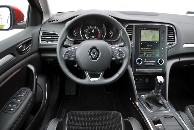 A kevesebb néha több: éljen a fapados Renault Mégane! 5 TFT-kijelző a főműszer helyén, változtatható óra-megjelenítéssel. Középen érintőképernyős HMI