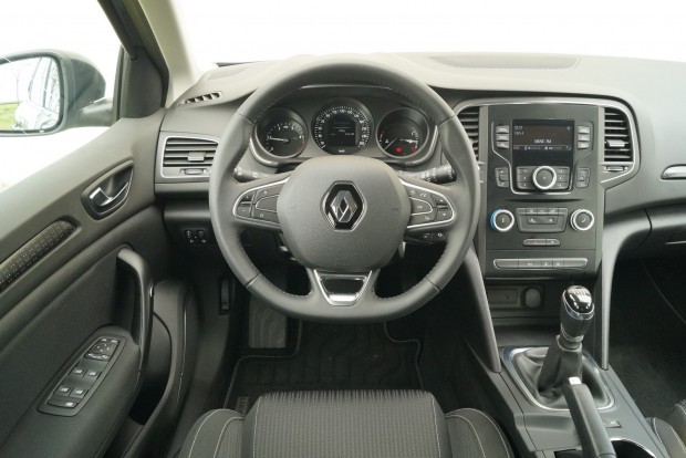 A kevesebb néha több: éljen a fapados Renault Mégane! 6 Egyszerű, világos, jól átlátható az alap-Mégane hagyományos műszeregysége, a középonzolon hagyományos gombok és monokróm kijelző