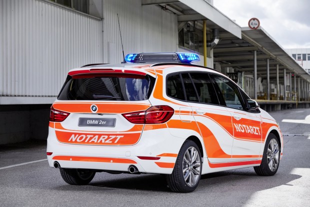 BMW-k kék villogóval 4 A berendezések álló helyzeti működtetését itt is másodlagos akkumulátor biztosítja, a csomagnak eleve része az a töltő, amivel a mentőállomáson mindkét akku feltölthető üzemi állapotra.