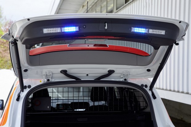 BMW-k kék villogóval 3 A raktér itt is leválasztott, a rádióantenna pedig négyméteres, így a legkülönfélébb analóg rendszerek telepíthetők a kocsiba. Az autót ugyanaz a hajtáslánc mozgatja, mint a két SUV-ot.