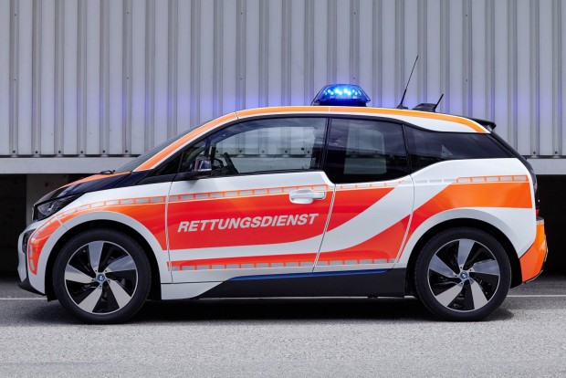 BMW-k kék villogóval 5 A töltőrendszert is átalakították, nem csak egyenáramú, de váltóáramú gyorstöltő is helyet kapott a fedélzeten, így akárhol vetik be, könnyedén feltölthető az akkuja.