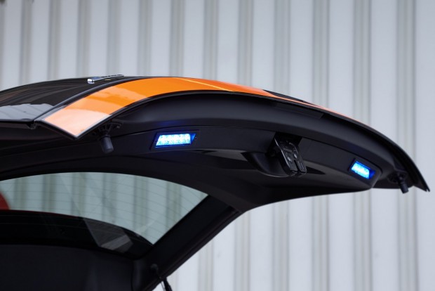 BMW-k kék villogóval 6 150 km/órás végsebességével és összesen 320 km kombinált hatótávolságával az i3 inkább helyi feladatok elvégzésére alkalmas. Viszont jó hír, hogy ezt nem csak elméletben tudja: Bajorországban, Milánóban, Los Angelesben és Londonban már dolgoznak i3-asok mentős színekben.