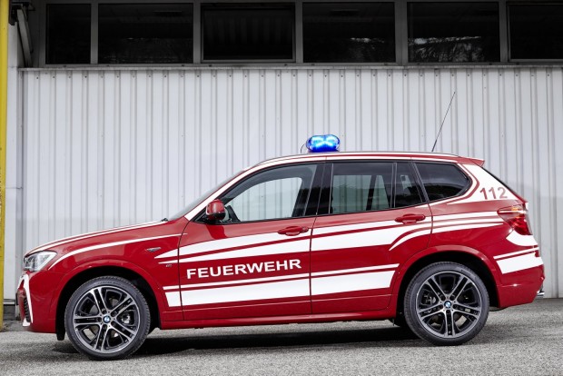 BMW-k kék villogóval 1 A rakteret acélrács választja le az utascelláról, a raktárként használatos csomagtérben extra LED megvilágítás segít megtalálni az éppen szükséges szerszámokat.