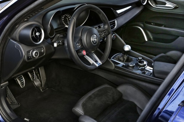 Itt a BMW-verő Alfa! 1 Ahogy kell, azaz eszméletlenül jól tartanak az ülések, és az üléshelyzet is tökéles(en) sportos. A kormányon díszlő piros gombbal kelthető életre a V6-os