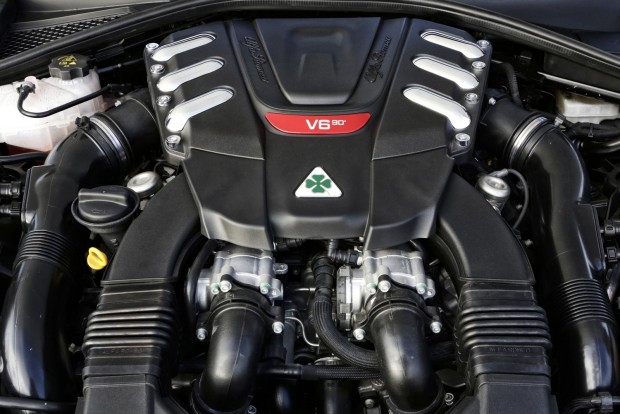 Itt a BMW-verő Alfa! 4 Íme az 510 lóerős, háromliteres, biturbó V6-os maga. Szép a hangja, de nem lehengerlő. Szépen, egyenletesen adja le a teljesítményét