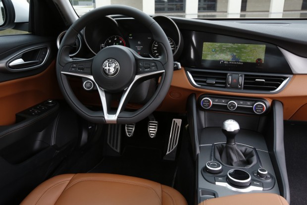 Itt a BMW-verő Alfa! 6 Fekete-barna színkombináció jelzi a legalább Super felszereltségi szintet. A kormányon nincs túl sok gomb, csak amennyi kell. Köztük az indítógomb is