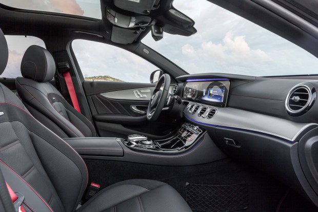 Mercedes E-kombi: visszatért a luxuszöldséges 8 Júniustól személyi asszisztens szolgáltatást rendelhetnek meg az E-osztály (kombi és szedán) tulajdonosok: éttermi vagy szállodai foglalás, turisztikai információk, kulturális és sporttájékoztatás mellett arra is megkérhetjük a telefonos segédet, hogy számítson ki és küldjön át számunkra egy navigációs útvonalat. A 19 országban használható szolgáltatás egyetlen gombnyomással igénybe vehető.