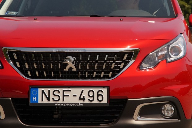 Karomnyomok a tetőn – itt a friss Peugeot 2008 5 A meredekebb, komolyabb hűtőmaszk kínai igényeket idéz