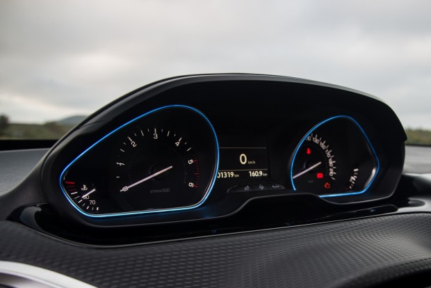 Karomnyomok a tetőn – itt a friss Peugeot 2008 8 Új a fénygyűrű a műszerek körül