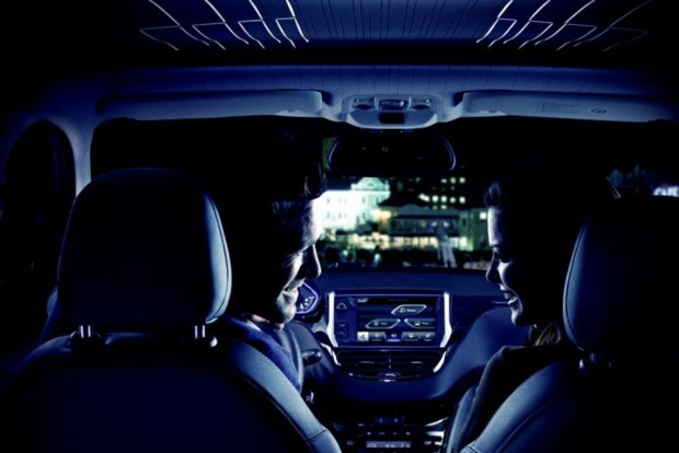Karomnyomok a tetőn – itt a friss Peugeot 2008 9 Új a fénydekoros tetőkárpit