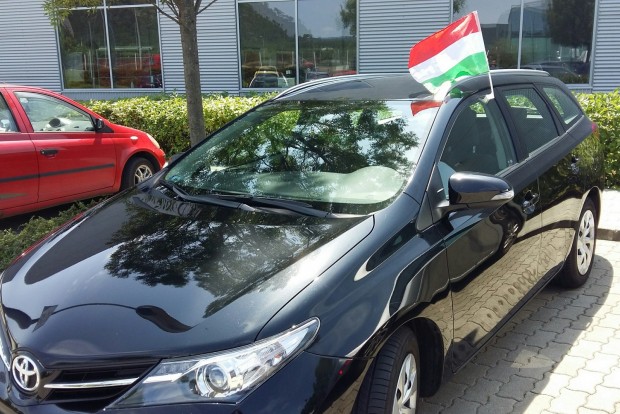 Így szurkolj a magyar válogatottnak az autóddal 5 Egyelőre még ritka a pesti forgalomban, de már ilyen is van az utcákon