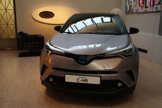 Érdekes Toyotát láttunk, C-HR a neve 1 Egy milánói dizájnstúdióban állították ki a kocsikat a statikus bemutatóhoz