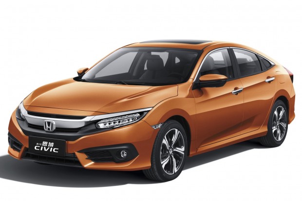 Ezek most a legjobb családi autók 3 Legjobb kompakt szedán: Honda Civic A Civic az USA-ban is extravagáns, csak másképp: CR-V által ihletett orr, Type R fazonú lépcsős far