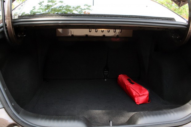 Teszten a FIAT Tipo: új népautó? 4 A fedelet mozgató karok befordulnak az 520 literes csomagtérbe. A Linea külső zsanérja jóval igényesebb volt