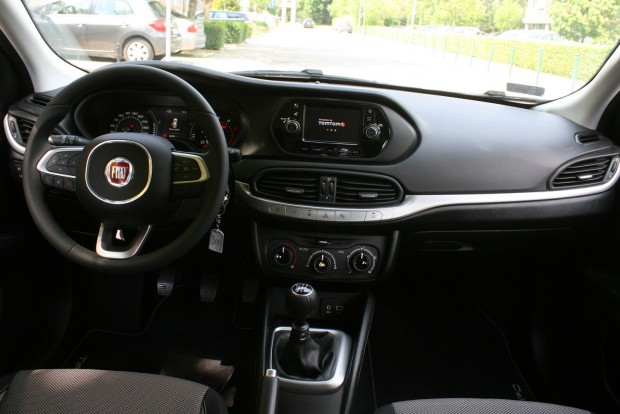 Teszten a FIAT Tipo: új népautó? 2 Korrekten megcsinált autó a Tipo, pár a spórolásra utaló részletmegoldással