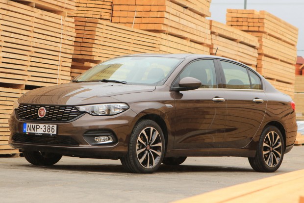 Teszten a FIAT Tipo: új népautó? 5 Ősztől kombi és ötajtós is megjelenik a Törökországban gyártott típusból