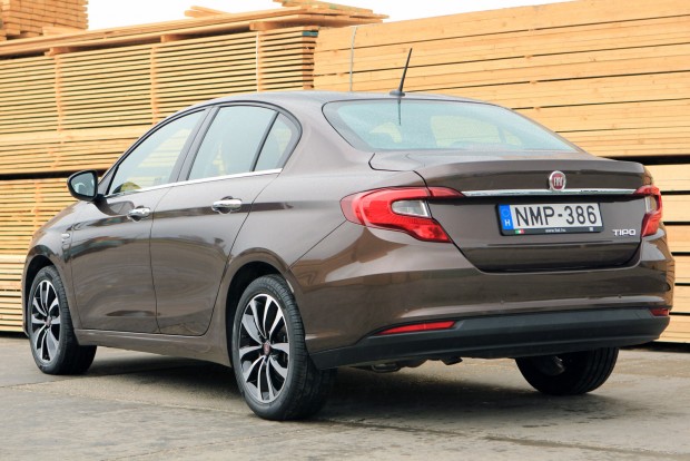 Teszten a FIAT Tipo: új népautó? 6 5,2 millió Ft az 1,6 Multijet Easy, 5,5 millió a jóval gazdagabban felszerelt Lounge listaára