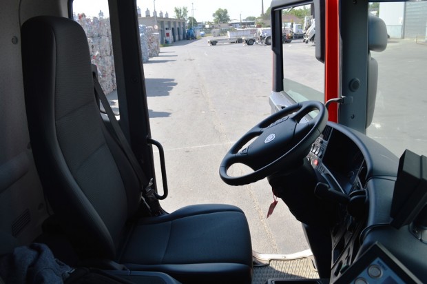 Csendben suhan az új magyar elektromos kukás 11 A nappali fülkével ellátott Scaniában két fő kényelmes utazására van lehetőség. A harmadik utas csak a motor sátor miatt nem fér el.