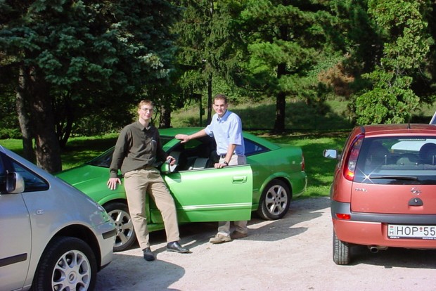 Nyugati üzemanyaggal kisebb a fogyasztás? 3 Balra a szerző, jobbra a Volvo 2001-es tesztjét író Nagy Gergő látható. Az S40-ről nem maradt fent közös fényképünk, talán floppyn lehet