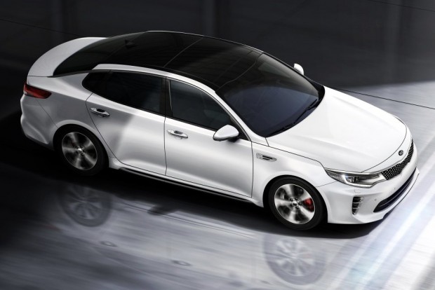 Ezek most a legjobb családi autók 4 Legjobb szedán: Kia Optima Akár hibrid kivitelben is megvásárolható, de GT sportverzióban is létezik az elődjére erősen emlékeztető négyajtós