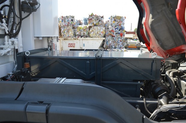 Csendben suhan az új magyar elektromos kukás 5 Az elektromos motor jóval kisebb helyet foglal el, ezért sikerült észrevétlenül elhelyezni az akkumulátorokat.