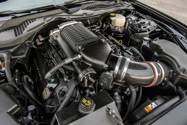 Egy Mustang, amilyet még nem láttál 1 A mechanikus feltöltőn kívül új szívósor és kipufogórendszer segít levegővel megtömni a hengereket