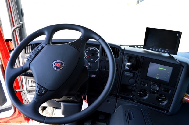 Csendben suhan az új magyar elektromos kukás 4 A műszerfal jobb oldalán, a GPS helyén, közvetlenül a műszerfalba építve kapott helyet a fedélzeti számítógép, melyből a sofőr tetszőlegesen változtathat bizonyos paramétereket.