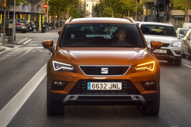 SEAT, amely megelőzi a Škodát 4 Sárgán villan a komplett LED-es menetfény indexeléskor