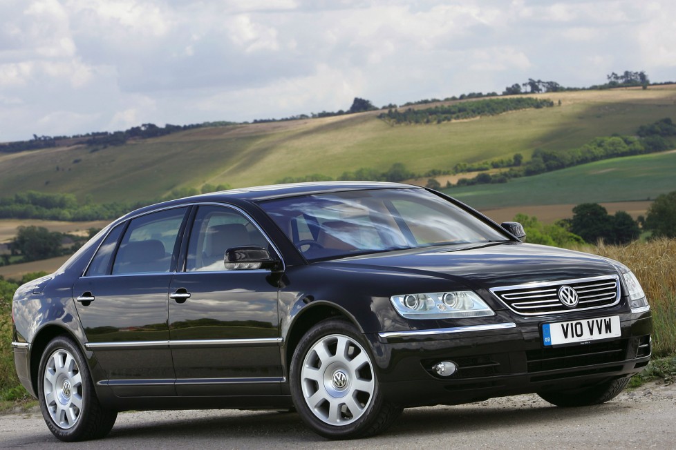 Top 10: Bestiális génekkel beoltott, békésnek tűnő típusok 5 2005 Volkswagen Phaeton