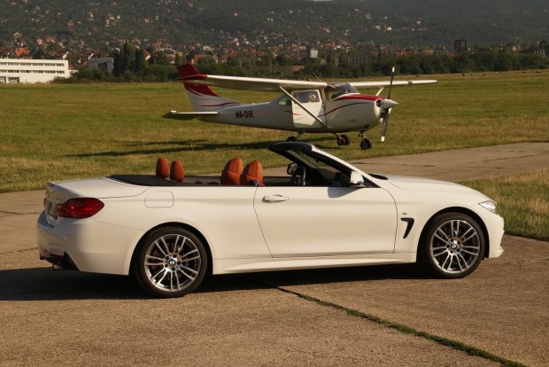 Luxustank, nyitható tetővel, a BMW-től 1 A hátsó fejtámlák kicsit hülyén néznek ki, de a 4-es kabrió négy teljes értékű ülőhelyet kínál, nem lehetett elsumákolni őket