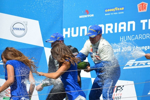 Óriási csatával lett dobogós Kiss Norbi a Hungaroringen 5 A pezsgőből ezúttal a hosztesz lányok is kaptak.