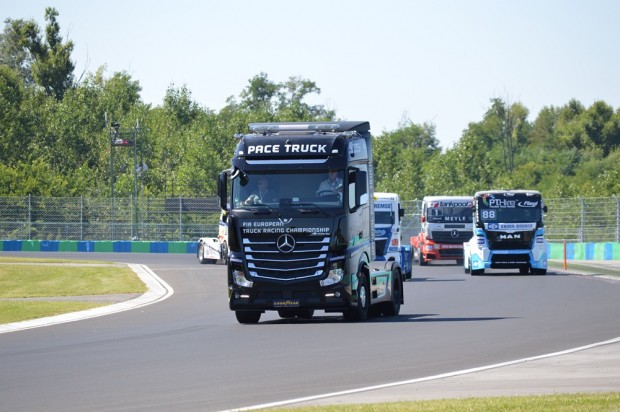 Óriási csatával lett dobogós Kiss Norbi a Hungaroringen 1 A képen jól látszik, hogy mennyivel nagyobb egy utcai nyergesvontató a FIA ETRC sorozatban használt versenykamionoknál. Ez a különbség néhány évtizeddel ezelőtt nem volt ilyen látványos, de most már nagyon szembe ötlő.