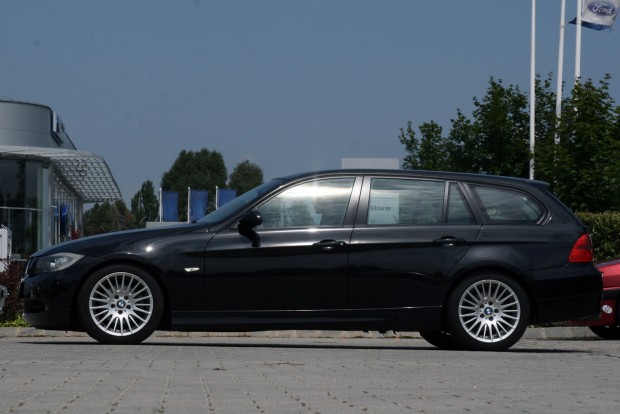 Használt autó: a magyarok kedvenc BMW-je 7 Kétmillió forint alatti áron kaphatóak a legolcsóbb autók a típusból, az ársáv teteje 4,5-5 millió forint, ami a V8-as M3-ra nem vonatkozik