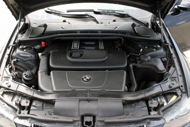 Használt autó: a magyarok kedvenc BMW-je 6 A négy- és a hathengeres dízelek fő problémája a szívósorban lévő pillangószelep-lapka tengelyének törése. A motorba beszippantott fémcsappantyú alapos rombolást végez. Ezt vagy a lapka kivételével vagy a szívósor cseréjével előzhetjük meg