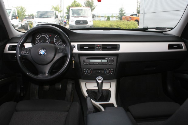 Használt autó: a magyarok kedvenc BMW-je 1 Alapfelsezreltséggel rémesen olcsó a 3-as belső tere, de utólag modulárisan bővíthető a felszereltség. Nagy Lego az egész, ha ügyes a tulaj