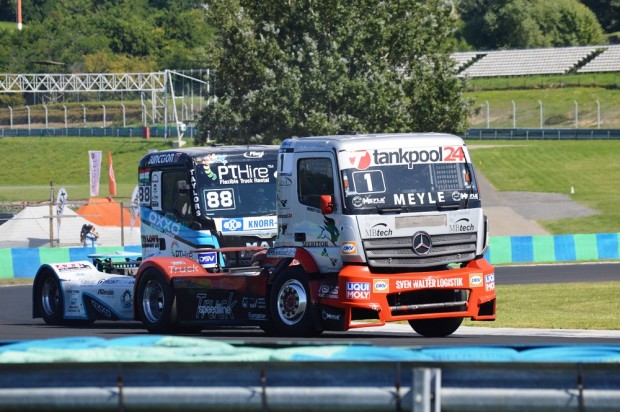 Óriási csatával lett dobogós Kiss Norbi a Hungaroringen 4 A délutáni első futam végére Norbi megszerezte a második helyet.