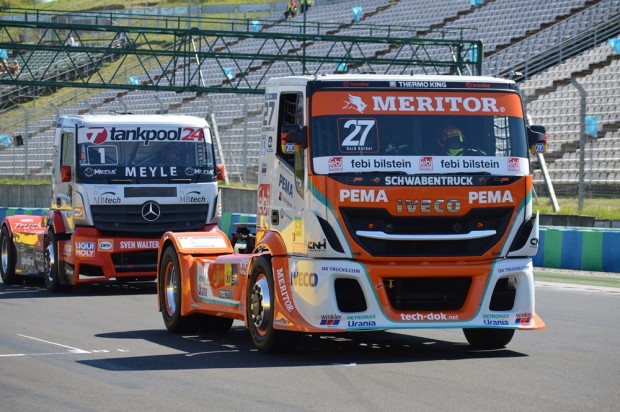 Óriási csatával lett dobogós Kiss Norbi a Hungaroringen 2 Az Iveco-val versenyző Gerhard Körber a mogyoródi versenyhétvége előtt még a hetedik helyen állt egyéni ranglistán. A mögötte haladó Kiss Norbi pedig a negyedik helyet foglalta el.