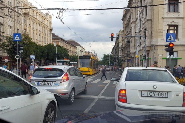 A pesti ember gyorsabb vagy a gép? 6 7