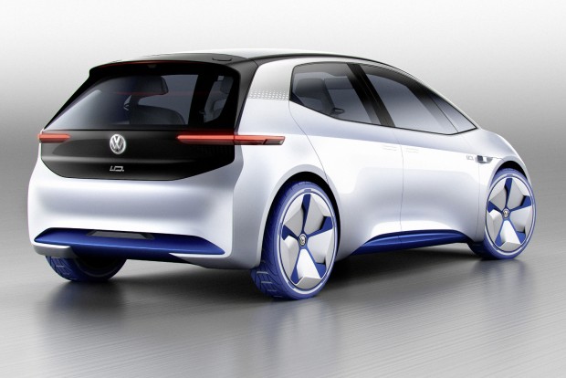 Elektromos társat kap a VW Golf 5 Az I.D. 2020-ra, a Golffal párhuzamosan kerül piacra. Vélhetően ez a Golf-e végét is jelenti majd, hiszen az I.D. azonos méretben, de sokkal ügyesebben kínálja az elektromos hajtást, ráadásul emissziómentes létét messziről felismerhetően hirdeti majd egyedi formavilágával.
